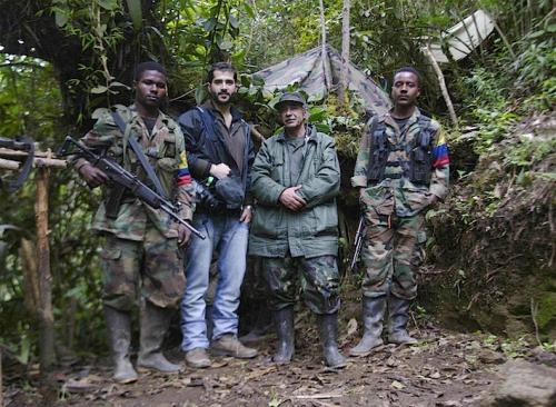 Con miembros de las FARC-EP (Fuerzas Armadas Revolucionarias de Colombia – Ejército del Pueblo).