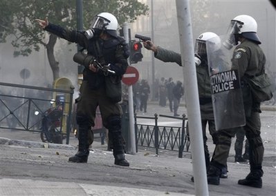 Policías simulan matar en Grecia