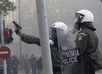 Policía 'juega a matar' en Grecia