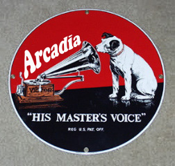 Arcadia, la voz de su amo...