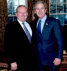 Otto Reich y George W. Bush