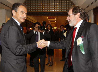 Jose Luis Rodríguez Zapatero saluda a Juan Luis Cebrián. 